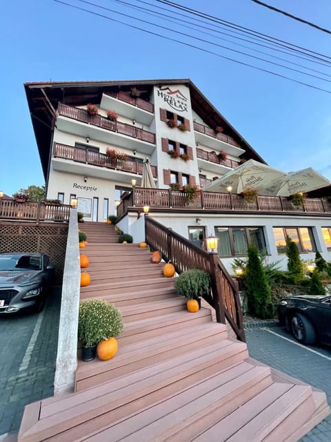 Property building, Day, Balcony/Terrace