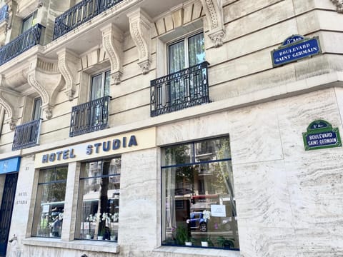 Facade/entrance