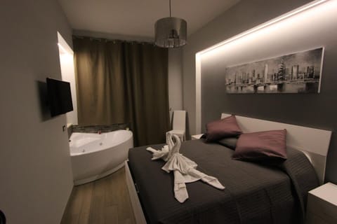 Bed, Other, Other, Photo of the whole room, Decorative detail, Decorative detail, Bedroom
