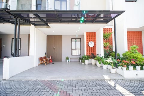 Property building, Facade/entrance, Day