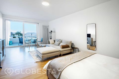 Bed, TV and multimedia, Living room, Photo of the whole room, Seating area, Bedroom