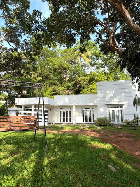Property building, Facade/entrance, Garden, Parking
