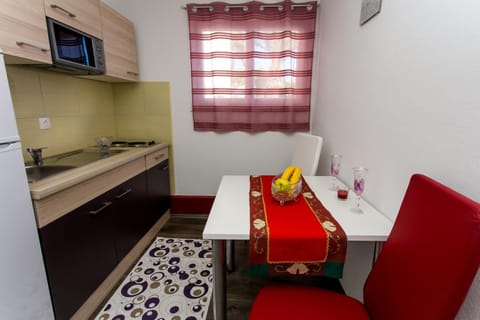 Kitchen or kitchenette, Seating area