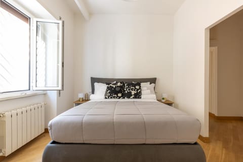 Bed, Photo of the whole room, Bedroom, internet