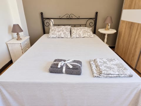 Bed, Photo of the whole room, Bedroom, towels
