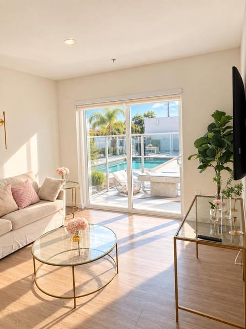 Patio, Communal lounge/ TV room, Day, Natural landscape, TV and multimedia, View (from property/room), Balcony/Terrace, Living room, Seating area, Evening entertainment