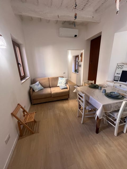 TV and multimedia, Kitchen or kitchenette, Living room, Seating area, Dining area, air conditioner