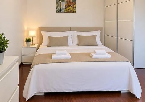 Bed, Photo of the whole room, towels