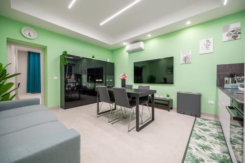 Communal lounge/ TV room, Communal lounge/ TV room, TV and multimedia, Kitchen or kitchenette, Living room, Seating area, Dining area