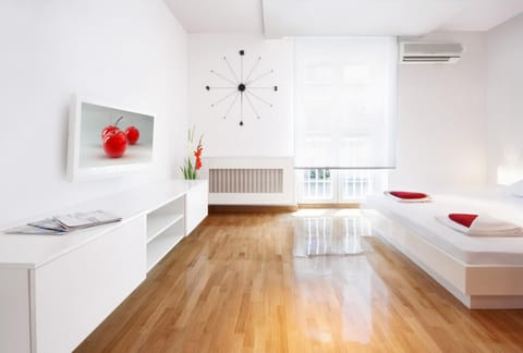 Bed, Balcony/Terrace, Photo of the whole room, City view, Street view