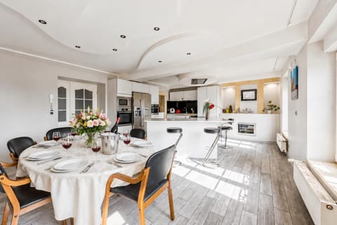 Restaurant/places to eat, kitchen