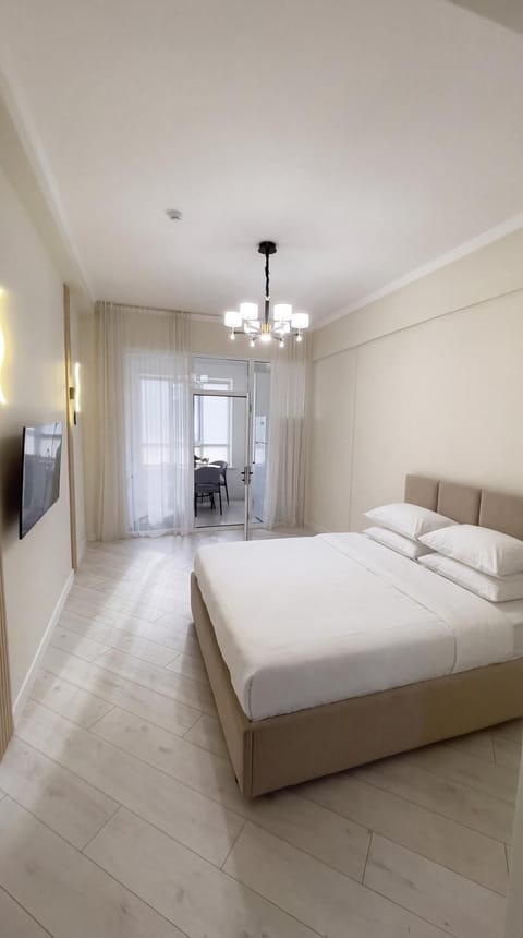 Bed, TV and multimedia, Photo of the whole room