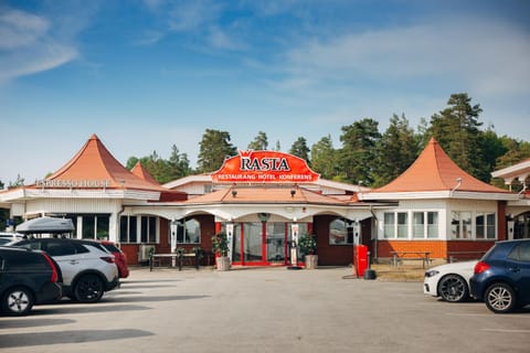 Property building, Facade/entrance, Day, Location, Parking