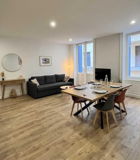 Living room, Seating area, Dining area
