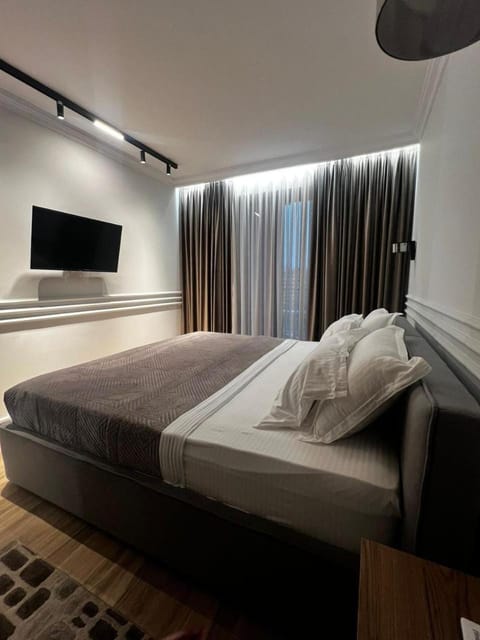 Bed, TV and multimedia, Bedroom