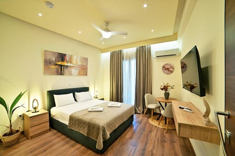Bed, TV and multimedia, Photo of the whole room, Decorative detail, Bedroom, internet, towels, air conditioner