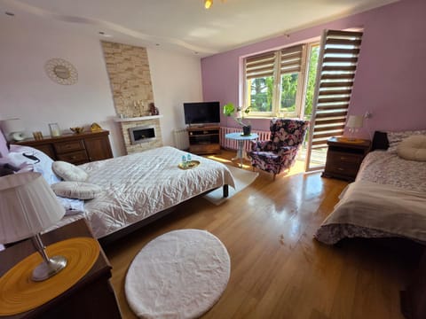TV and multimedia, Living room, Seating area, Bedroom