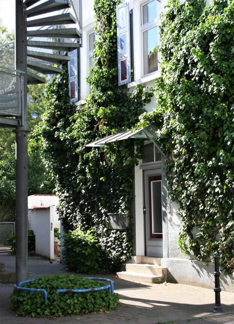 Facade/entrance, Area and facilities