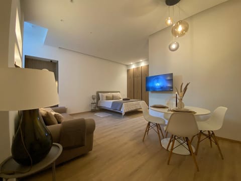 Bed, TV and multimedia, Photo of the whole room, Dining area