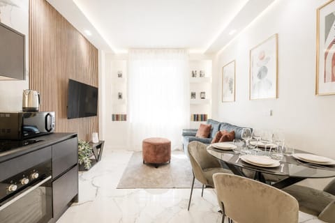TV and multimedia, Kitchen or kitchenette, Living room, Seating area, Dining area