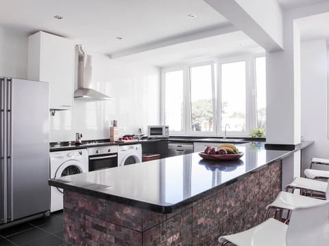 Spring, Day, Communal kitchen, On site