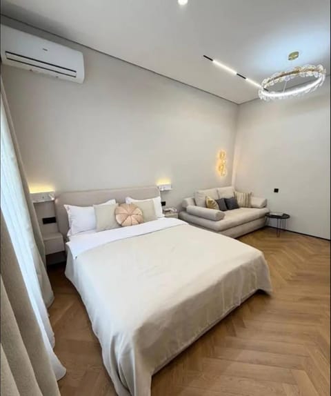 Bed, Seating area, Bedroom, air conditioner