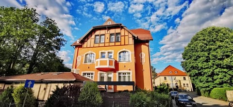 Property building, Restaurant/places to eat, Location