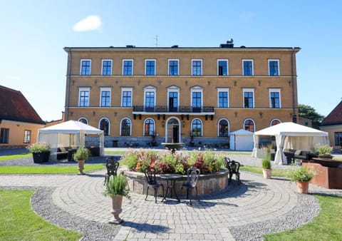 Facade/entrance, Garden
