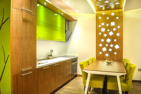 Kitchen or kitchenette, Dining area