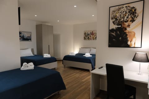 Bed, Photo of the whole room, Seating area, Bedroom, heating, towels, wardrobe