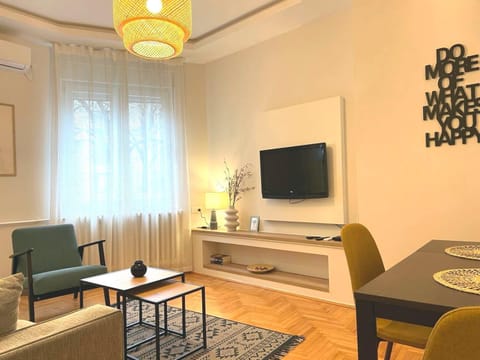 Communal lounge/ TV room, Living room, Seating area, Evening entertainment, air conditioner