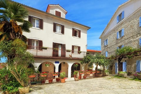 Property building, Patio, Facade/entrance, Garden, Balcony/Terrace, City view