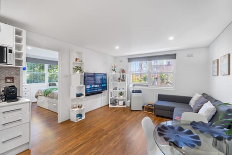 TV and multimedia, Living room, Photo of the whole room, Seating area, Evening entertainment
