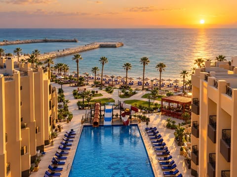 Day, Beach, Swimming pool, sunbed