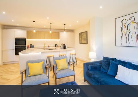 Kitchen or kitchenette, Seating area, oven, stove