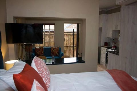 Communal lounge/ TV room, Bed, TV and multimedia, Bedroom