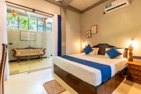 Bed, Photo of the whole room, Seating area, Bedroom, air conditioner