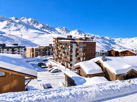 Property building, Nearby landmark, Day, Natural landscape, Winter, City view, Mountain view