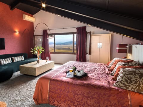 Photo of the whole room, Decorative detail, Mountain view