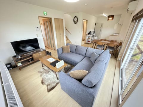 TV and multimedia, Living room, Seating area, Dining area