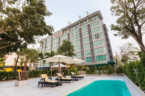 Property building, Day, Pool view, Swimming pool