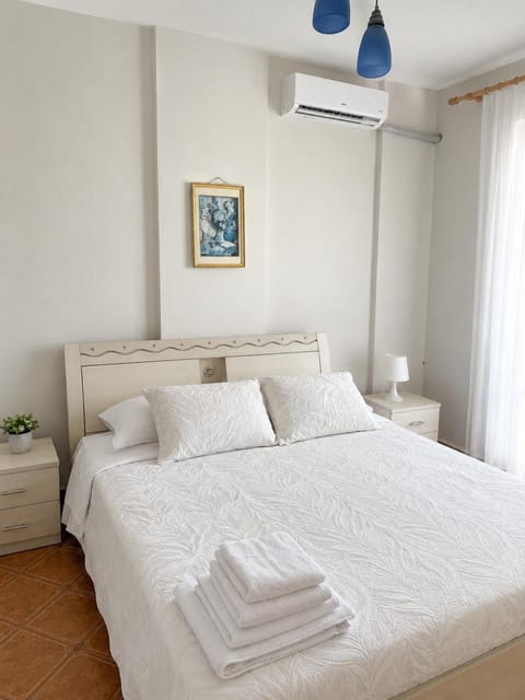 Bed, Bedroom, towels, air conditioner