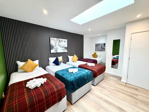 Bed, TV and multimedia, Photo of the whole room, Bedroom, towels