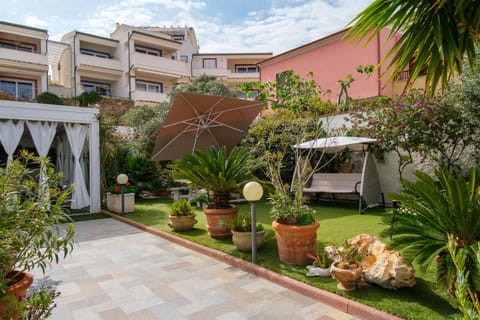 Communal lounge/ TV room, Garden