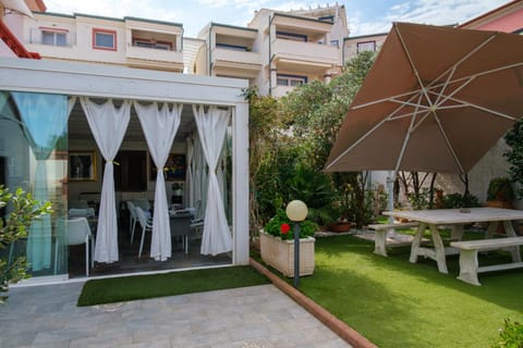 Property building, Day, Garden, Garden view, Internal: Not applicable to any particular room