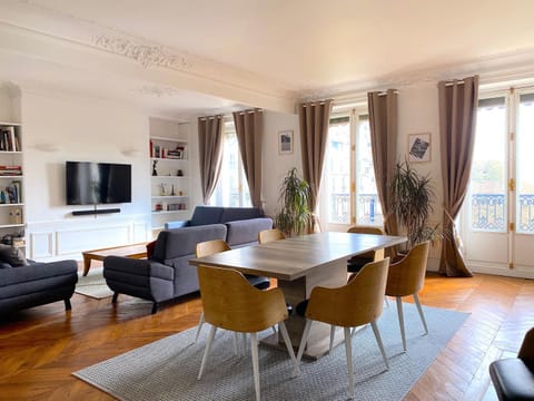Communal lounge/ TV room, TV and multimedia, Living room, Seating area, Dining area, Evening entertainment