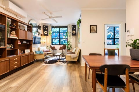 Living room, Seating area, Dining area, fireplace