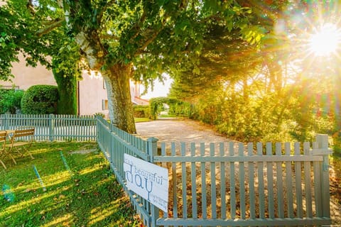 Hôtel Le Mas des Grès & Restaurant Sous les Platanes Hotel in L'Isle-sur-la-Sorgue
