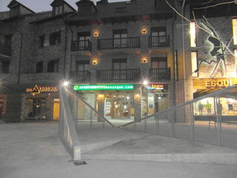 Property building, Facade/entrance, Lobby or reception