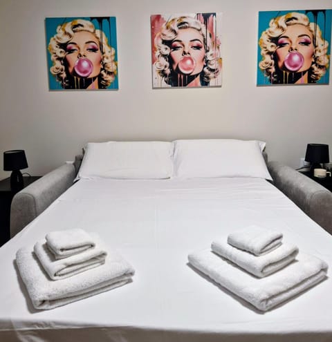 Bedroom, towels